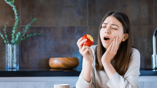 Khi ăn những thực phẩm chua, lạnh, nóng, ngọt...thì có cảm giác ê buốt tăng lên, tuy nhiên sẽ dừng lại khi ngừng ăn những thực phẩm đó.