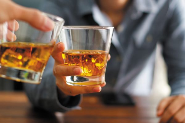 Rượu, bia, các đồ uống có cồn làm tăng nguy cơ mắc viêm niêm mạc miệng
