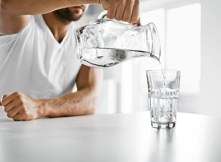 Uống đủ nước là biện pháp đơn giản nhưng hỗ trợ điều trị bệnh hiệu quả