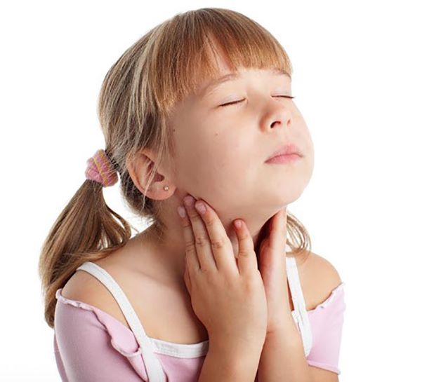 Sự suy giảm miễn dịch làm sức đề kháng bị kém khiến cho vi khuẩn gây bệnh có sẵn ở họng có thể phát triển và gây bệnh. 