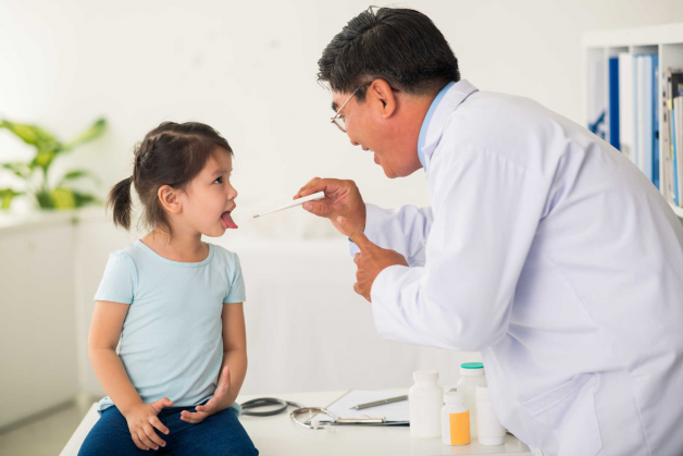 Viêm họng cấp không nên tự điều trị mà nên đi thăm khám và điều trị sớm để không dẫn đến những biến chứng nguy hiểm