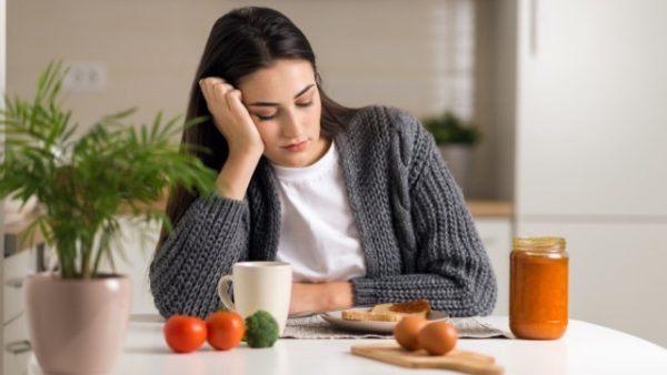 Viêm họng khiến cổ họng bệnh nhân đau rát, nuốt khó khăn nên không muốn ăn uống gì