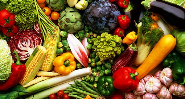 Rau củ quả là nguồn thực phẩm giàu vitamin và khoáng chất, được các bác sĩ khuyên nên bổ sung khi điều trị viêm niêm mạc miệng