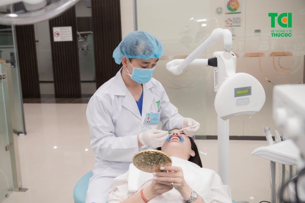 Nha sĩ sẽ bôi 1 lớp gel tẩy trắng lên bề mặt răng và chiếu đèn laser lên răng để thúc đẩy các phân tử gel hoạt động và thấm sâu vào men răng, loại bỏ các mảng ố màu.