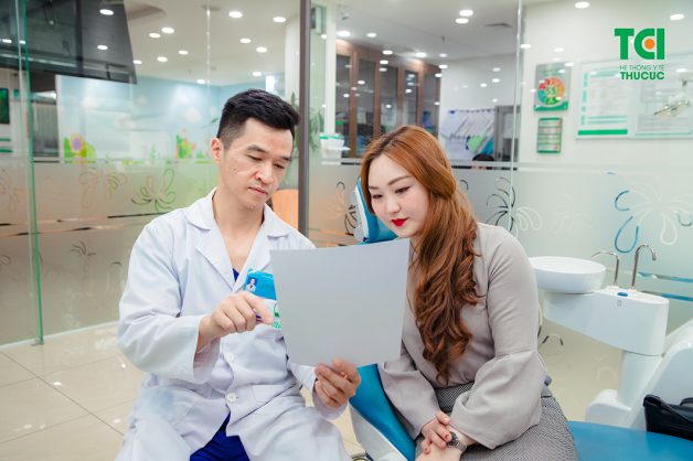 Tại các cơ sở y tế uy tín, bác sĩ sẽ hướng dẫn bệnh nhân cách chăm sóc răng miệng khoẻ mạnh sau khi thực hiện cấy ghép implant