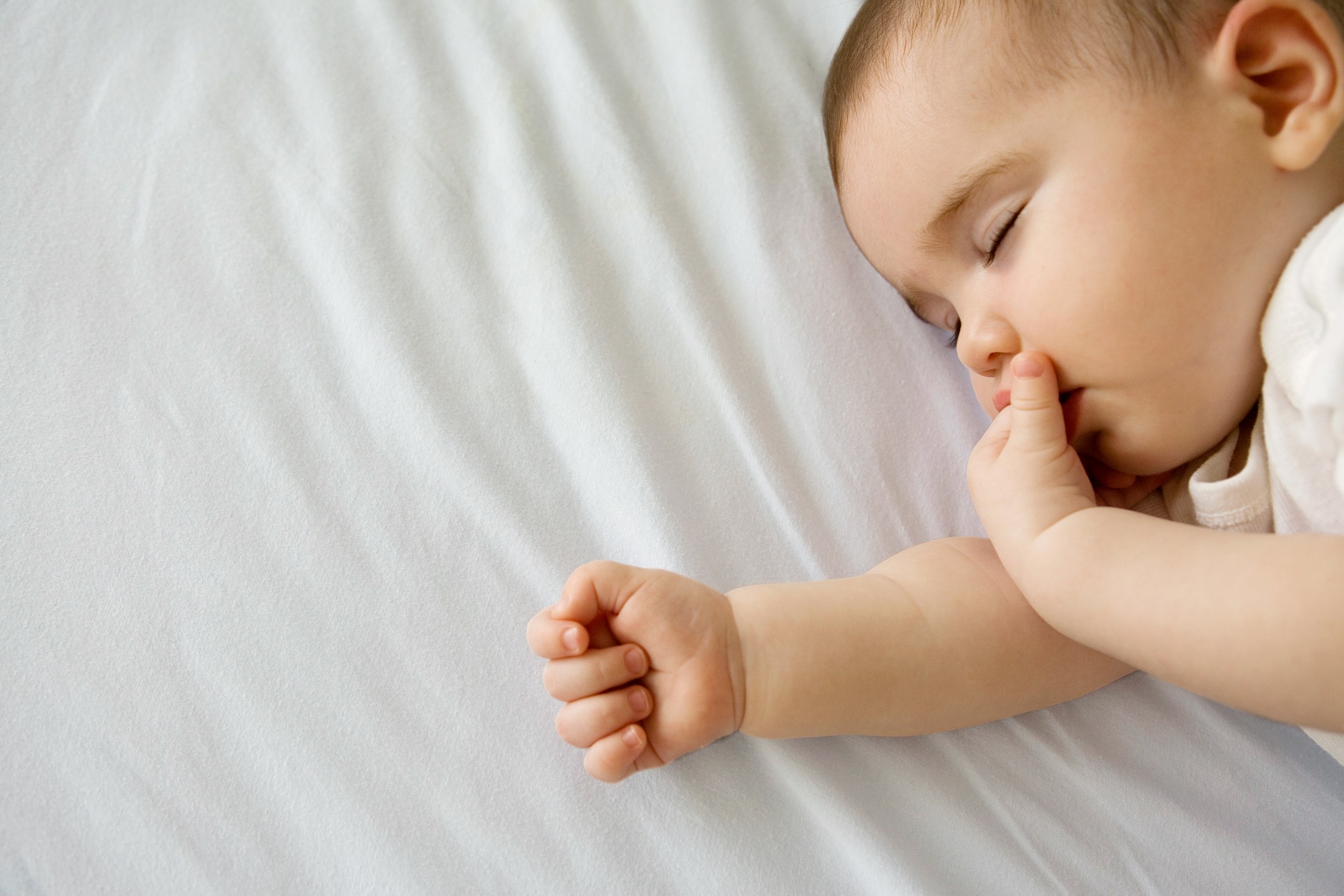 Ho gà khiến trẻ có tiếng thở rít khi ngủ hoặc sau mỗi cơn ho