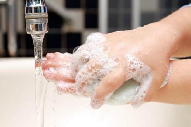Cha mẹ nên hướng dẫn và nhắc nhở bé hoặc giúp bé rửa tay sạch sẽ trường khi ăn, chơi đồ chơi…