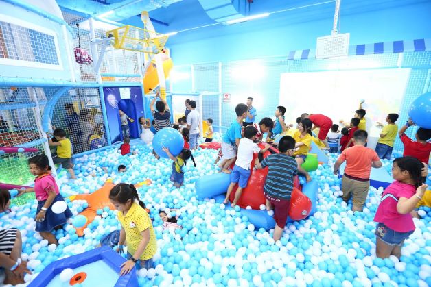 Việc vui chơi nơi đông người, tiếp xúc các bề mặt có chứa dịch tiết từ người bệnh là một trong những nguy cơ lây bệnh.