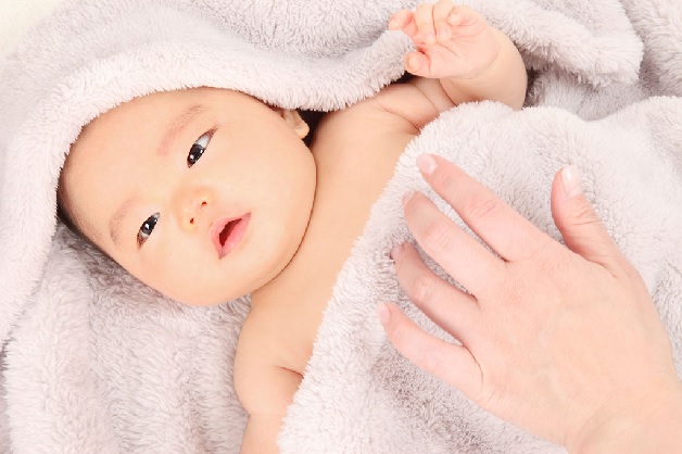 Khi trẻ sơ sinh bị nổi mẩn đỏ, bố mẹ nên lau người cho con sạch sẽ