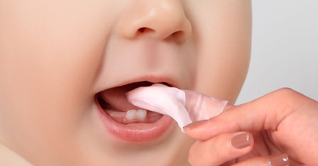 Bố mẹ nên rơ lưỡi đều đặn cho con