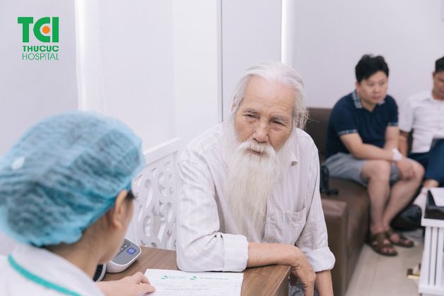 Người cao tuổi cần được thăm khám để có được phác đồ điều trị phù hợp nhất về căn bệnh rối loạn tiền đình