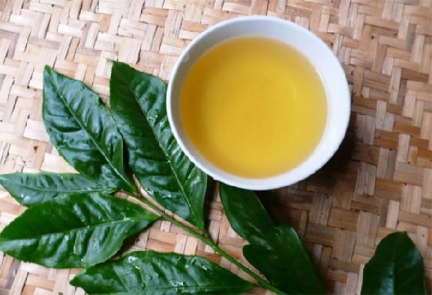 trẻ bị sốt phát ban ngứa