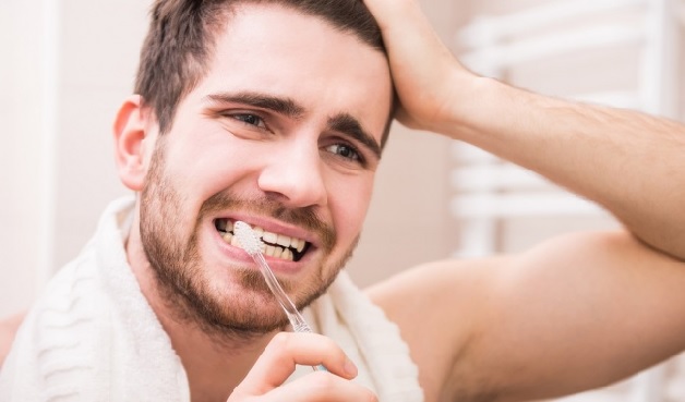 Có nhiều nguyên nhân dẫn tới tình trạng răng nhạy cảm