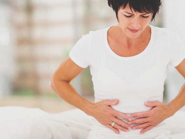 Triệu chứng chính của viêm túi mật cấp tính là đột ngột, đau nhói ở phía trên bên phải của bụng (bụng)