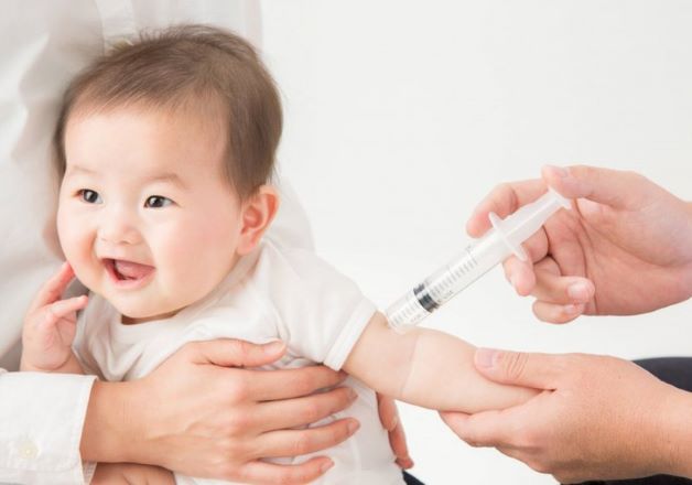 Khi trẻ được 6 tháng tuổi, cha mẹ cần cho trẻ tiêm phòng cúm hàng năm để giúp trẻ phòng chống các loại virus gây nên bệnh viêm phế quản. 