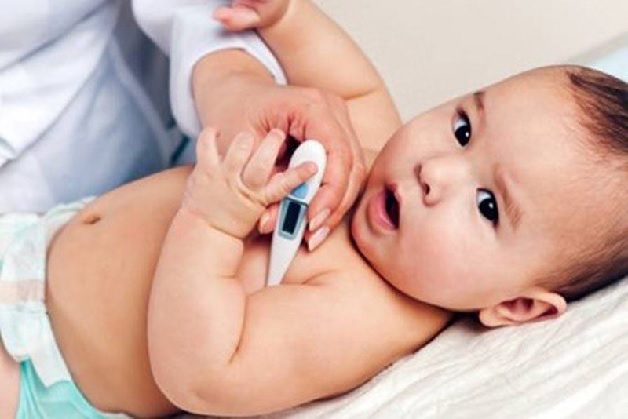 Không nên ủ ấm hoặc mặc thêm quần áo khi trẻ bị sốt cao co giật