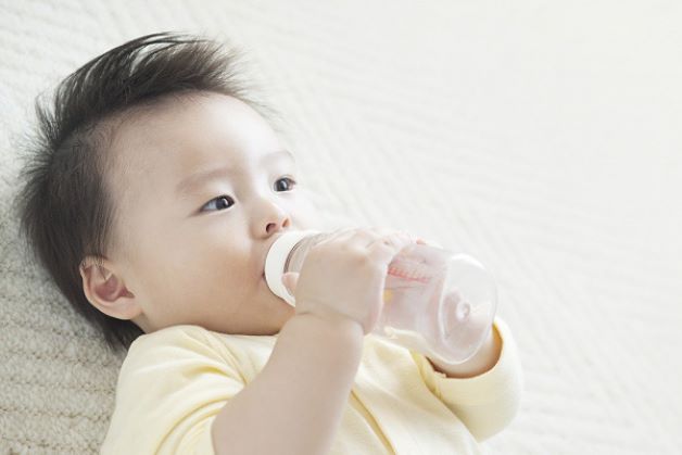 Trẻ bị viêm họng và sốt cao nên xử lý thế nào?