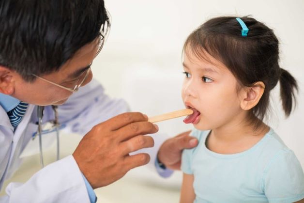 biểu hiện của trẻ viêm họng sốt cao