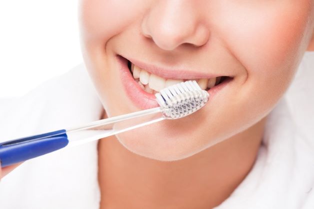 Giữ vệnh sinh răng miệng là cách kiểm soát và hạn chế tối đa các rủi ro do bệnh nấm Candida miệng tái phát