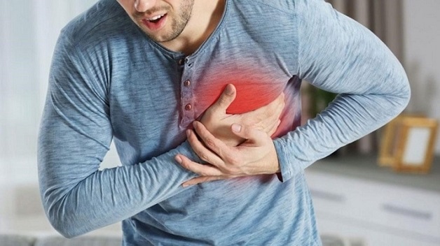Đau thắt ngực là một trong những triệu chứng điển hình của chứng tắc nghẽn động mạch vành