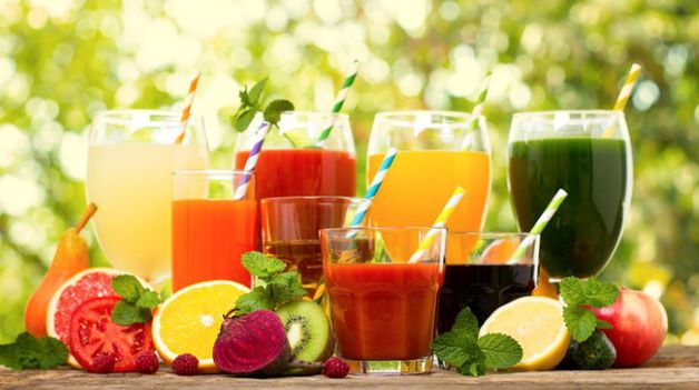 Cha mẹ hãy cho trẻ uống oresol, nước ép trái cây hoặc canh rau để bổ sung nước, vitamin, chất điện giải, tăng sức đề kháng cho trẻ.