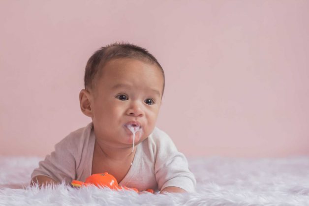 Khi gặp hiện sốt, nôn kèm đau đầu ở trẻ biểu hiện của một số bệnh cực kỳ nguy hiểm như: viêm màng não do vi khuẩn, nhiễm trùng não