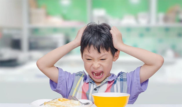 Trẻ biếng ăn sinh lý thường có biểu hiện hiếu động, quấy khóc khi ăn.