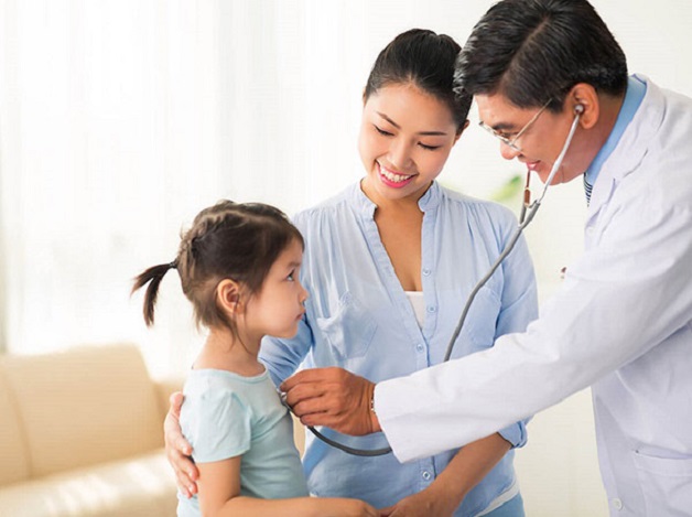 Thăm khám bác sĩ để biết nguyên nhân trẻ biếng ăn và đưa ra lời khuyên hợp lí về chế độ ăn bạn nhé