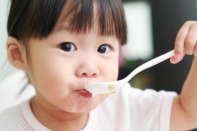 Mẹ hãy để bé tự xúc ăn để kích thích cảm giác ăn ngon miệng ở trẻ