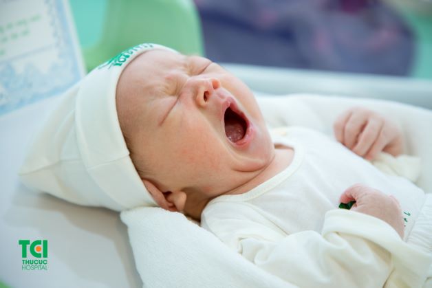 Giai đoạn sau khi vừa lọt lòng trẻ có thể, khó ngủ và khóc nhiều về đêm là do những thay đổi bất ngờ giữa môi trường trong bụng mẹ và môi trường bên ngoài