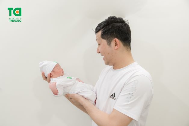 Khi trẻ khóc, cha mẹ nên ẵm con vào ngực để trẻ ngửi được mùi cơ thể thân quen của cha mẹ và tạo cho trẻ cảm giác an toàn.