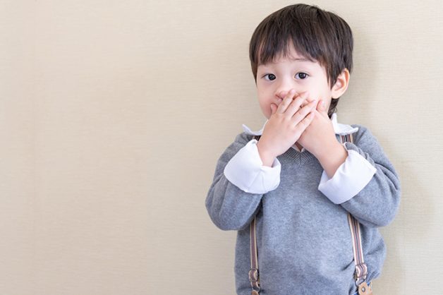 Bên cạnh việc nổi cục ở lợi, hơi thở của trẻ sẽ có mùi hôi