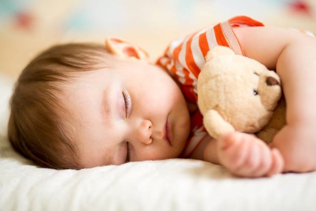 Cha mẹ có thể giúp cho trẻ ngủ ngon bằng cách cho trẻ mang theo đồ dùng mà trẻ yêu thích đi ngủ như gấu bông