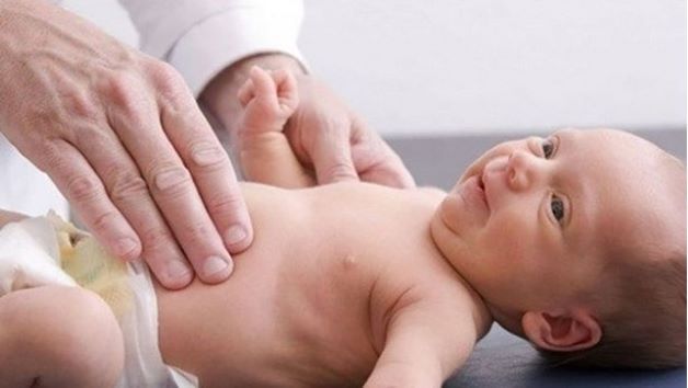 Trẻ bị thiếu canxi, còi xương được xem là nguyên nhân hàng đầu khiến cho trẻ quấy khóc khi ngủ