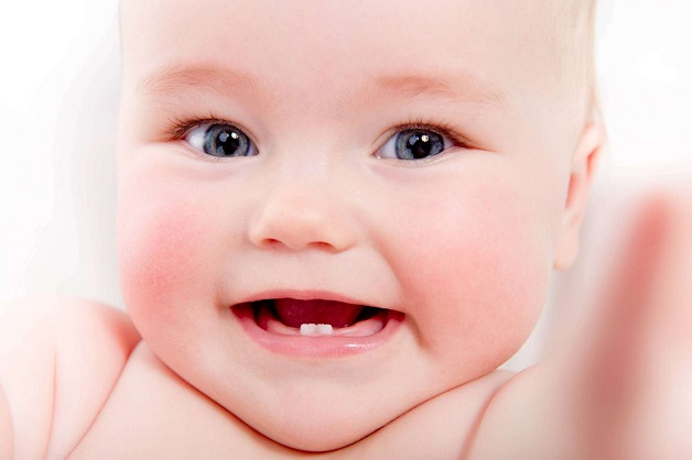 Trẻ sốt mọc răng đầu tiên thường trong độ tuổi từ 4 đến 7 tháng tuổi