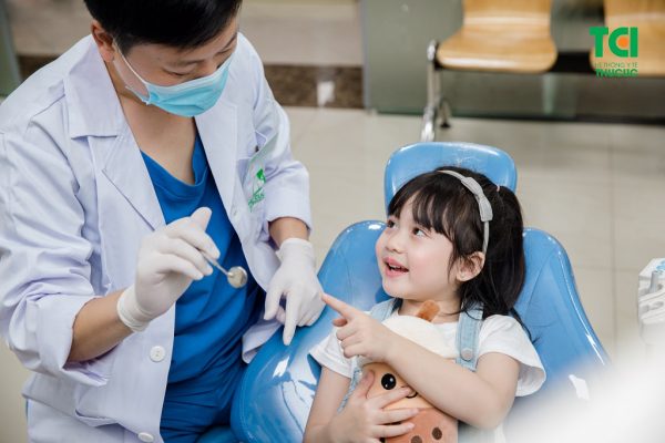 Đầu tiên, bác sĩ sẽ tiến hành thăm khám răng miệng tổng quát cho trẻ
