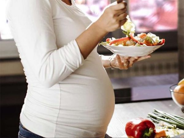 Chế độ dinh dưỡng lành mạnh và hợp lý đóng vai trò quan trọng cho sự hình thành, phát triển hệ thống tim mạch của thai nhi
