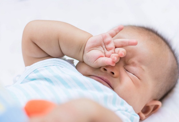 bé bị nổi mẩn đỏ quanh mắt là gì