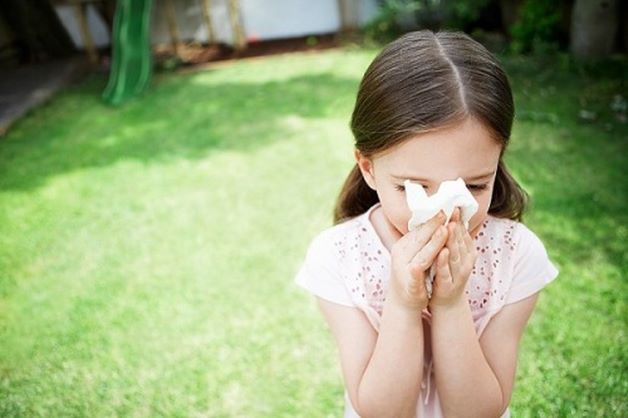 Vì là bệnh truyền nhiễm và nguyên nhân gây bệnh là virus nên bệnh tay chân miệng thường lây khi có người tiếp xúc với người bệnh qua dịch tiết hô hấp ở mũi, họng, nước bọt… của người bệnh.