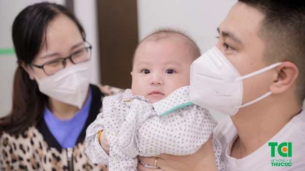 Khi phát hiện trẻ có những dấu hiệu liên quan đến bệnh tay chân miệng thfi cần thăm khám sớm để được can thiệp kịp thời