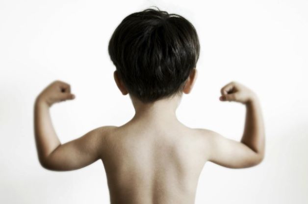 Mẹ không nên chủ quan khi thấy bé có những biểu hiện lâm sàng như da xanh xao, thể chất chậm phát triển...