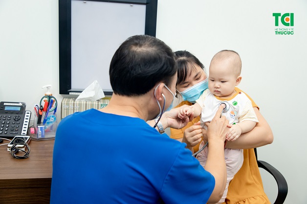 Bố mẹ nên cho con đi khám khi thấy trẻ quấy khóc một cách bất thường