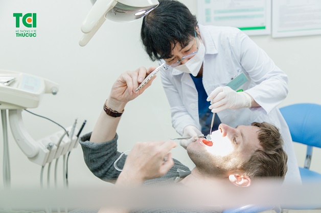 Khi mọc răng khôn, các bạn nên tới bệnh viện để được bác sĩ thăm khám và tư vấn cách điềuu trị tốt nhất