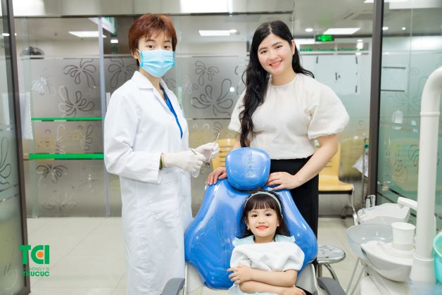 Cho con đi khám răng định kỳ để được bác sĩ kiểm tra sức khỏe răng miệng và điều trị kịp thời nếu có bất cứ vấn đề gì.
