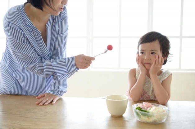 Chán ăn, bỏ bữa là dấu hiệu trẻ 2 tuổi biếng ăn