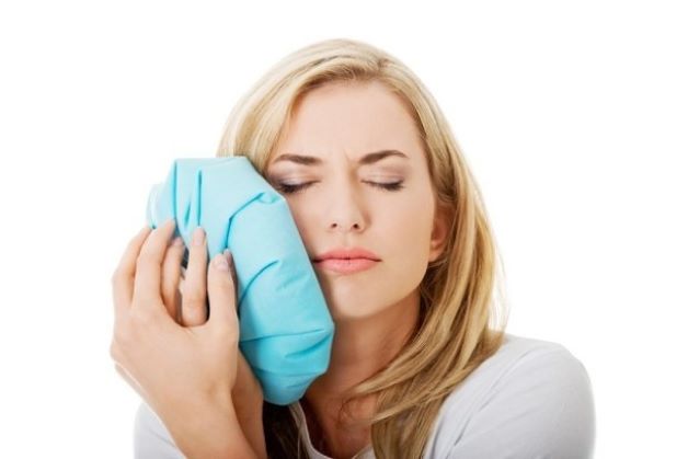 Chườm lạnh là một trong những cách chữa ê nhức răng hiệu quả vào ban đêm
