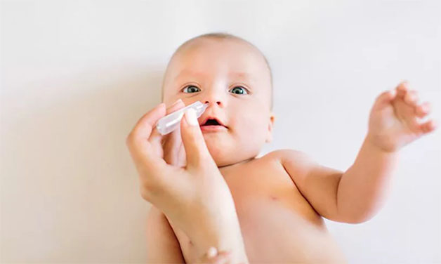 Vệ sinh mũi cho trẻ bằng nước muối sinh lý là một cách điều trị viêm phế quản ở trẻ hiệu quả.