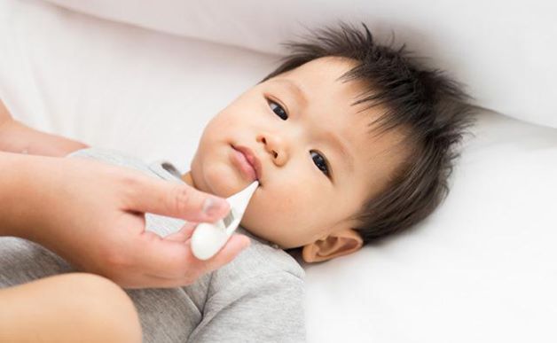 Khi mắc bệnh, trẻ có thể ho nhẹ, sốt nhẹ nên nhiều cha mẹ không phát hiện được bệnh ho gà như thế nào.