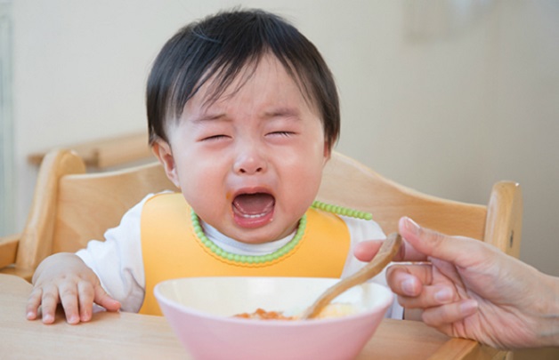 Khi trẻ biếng ăn, bố mẹ tuyệt đối không ép con ăn, không dọa nạt gây ra tâm lý sợ hãi ở trẻ