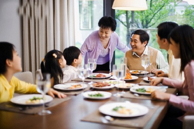 Nên làm gì khi trẻ biếng ăn do tâm lý? Hãy tạo không khí vui vẻ trong bữa ăn gồm nhiều thành viên